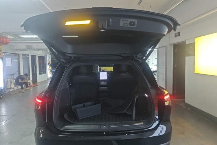 Used Nio ES8 2023 100kWh Signature Edition Trunk