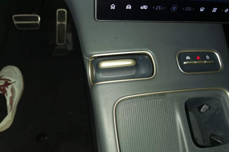 Used Nio ES8 2023 75 kWh Executive Edition Gear Lever