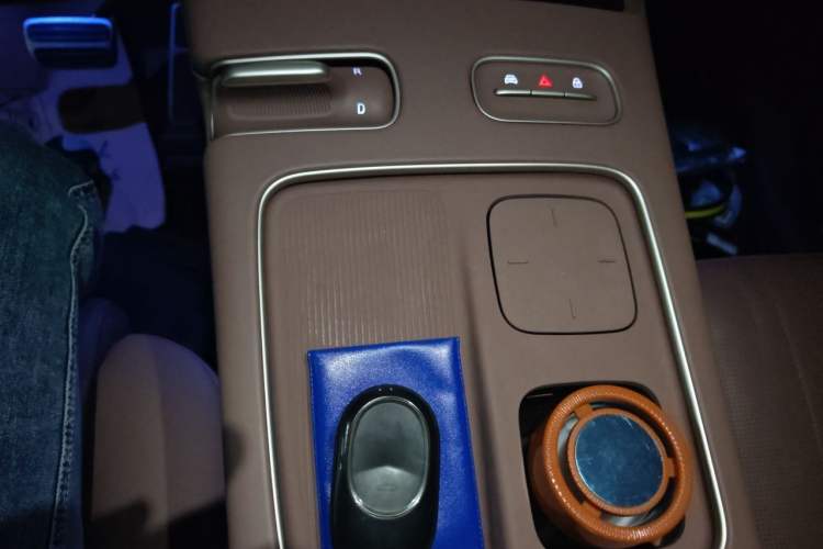 Used Nio ES8 2023 75 kWh Executive Edition Gear Lever