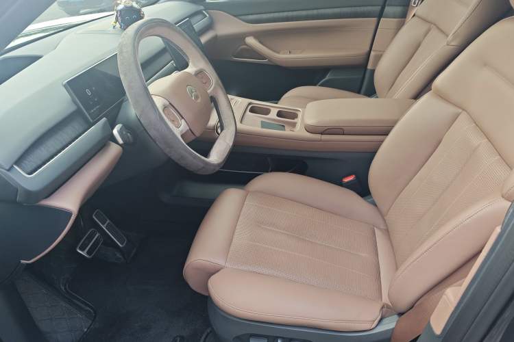 Used Nio ES8 2023 75 kWh Executive Edition Interior 2