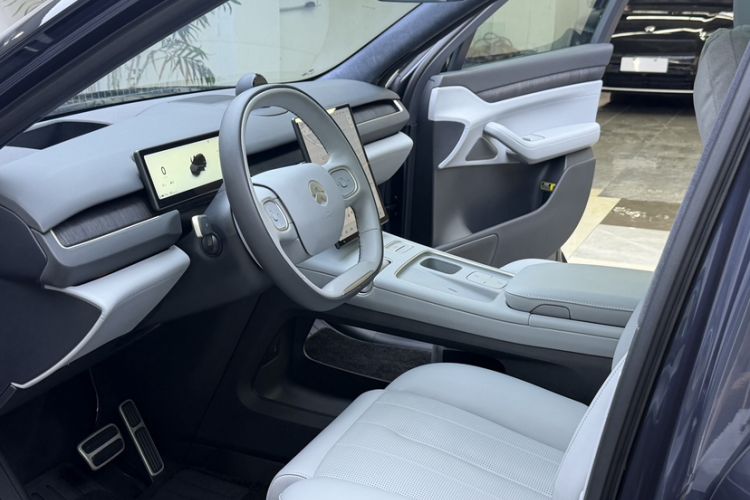 Used Nio ES8 2023 75 kWh Executive Edition Interior 5