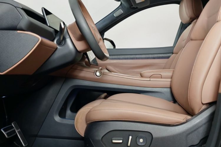 Used Nio ES8 2023 75 kWh Executive Edition Left Front Seat