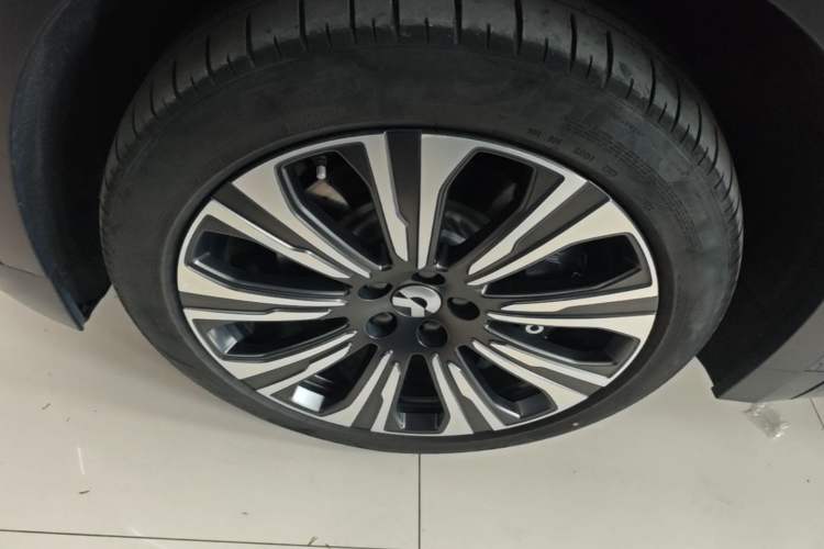 Used Nio ES8 2023 75 kWh Executive Edition Left Front Wheel Hub
