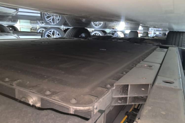 Used Nio ES8 2023 75 kWh Left Side Sill