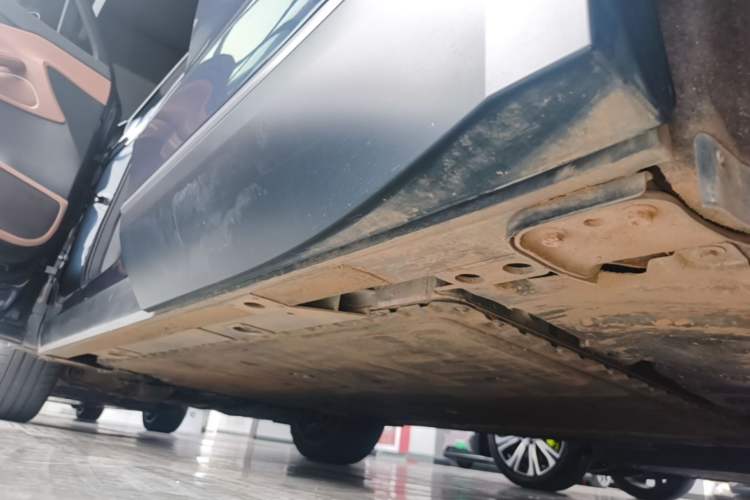 Used Nio ES8 2023 75 kWh Executive Edition Left Side Sill