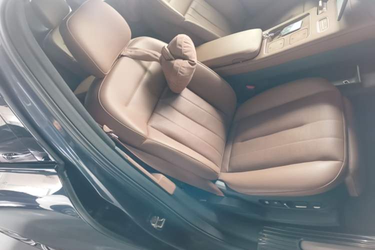 Used Nio ES8 2023 75 kWh Executive Edition Right Front Seat