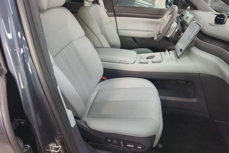 Used Nio ES8 2023 75 kWh Executive Edition Right Front Seat