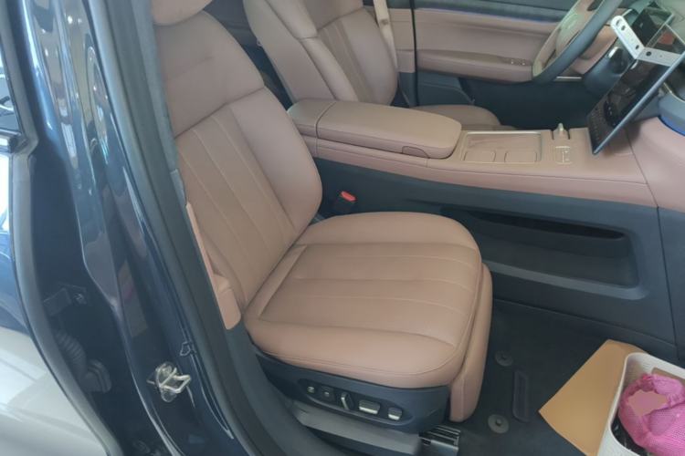 Used Nio ES8 2023 75 kWh Right Front Seat