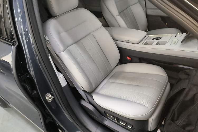 Used Nio ES8 2023 75 kWh Right Front Seat