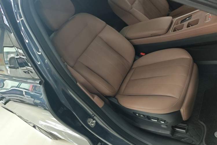 Used Nio ES8 2023 75 kWh Executive Edition Right Front Seat