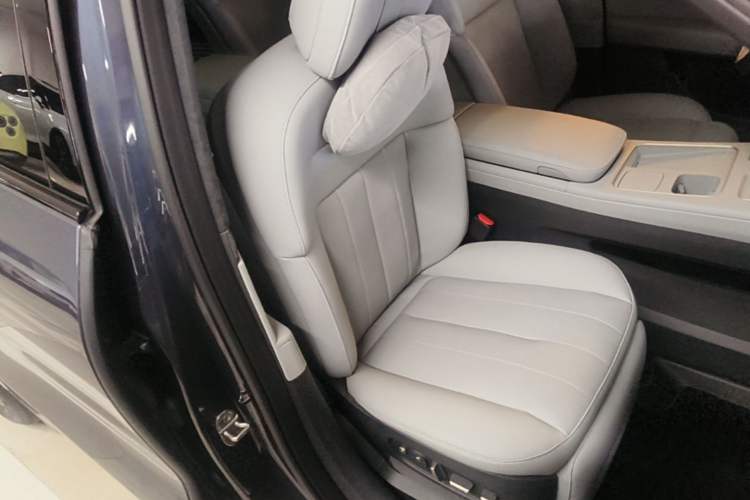 Used Nio ES8 2023 75 kWh Executive Edition Right Front Seat