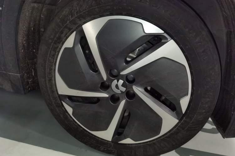 Used Nio ES8 2023 75 kWh Executive Edition Right Front Wheel Hub