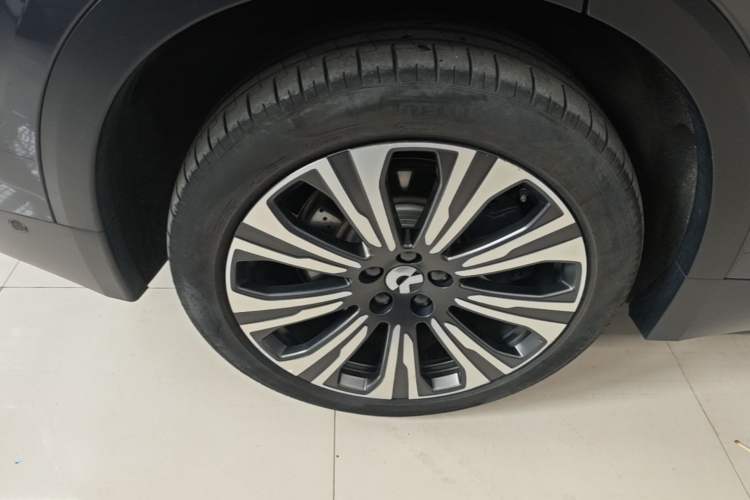 Used Nio ES8 2023 75 kWh Executive Edition Right Rear Wheel Hub