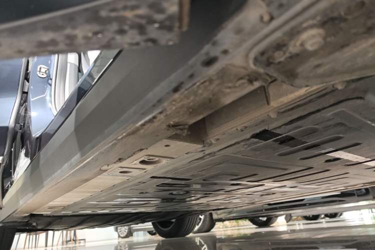 Used Nio ES8 2023 75 kWh Right Side Sill