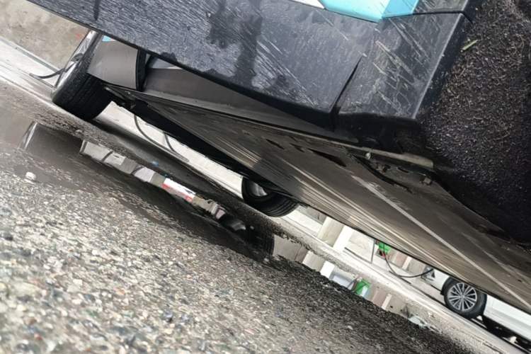 Used Nio ES8 2023 75 kWh Right Side Sill