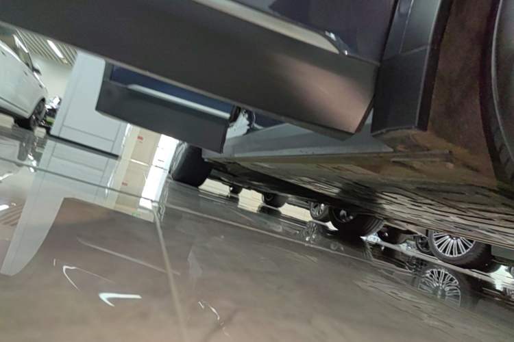 Used Nio ES8 2023 75 kWh Executive Edition Right Side Sill