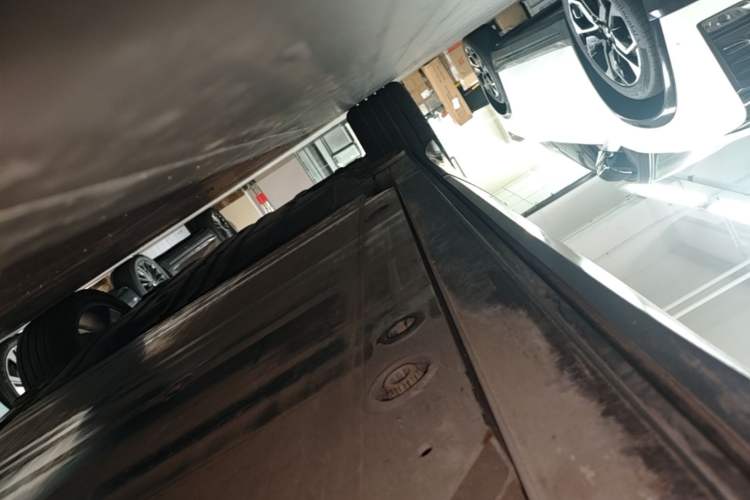 Used Nio ES8 2023 75 kWh Right Side Sill