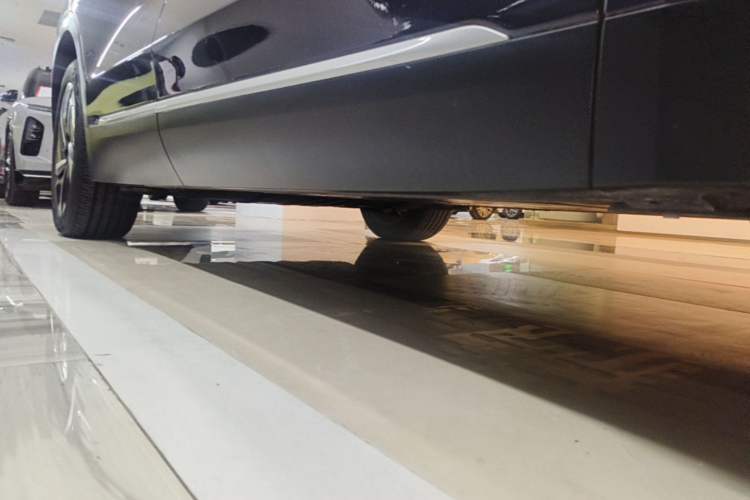 Used Nio ES8 2023 75 kWh Executive Edition Right Side Sill