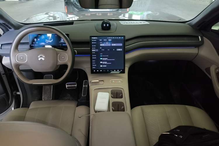 Used Nio ES8 2023 75 kWh Executive Edition Center Console
