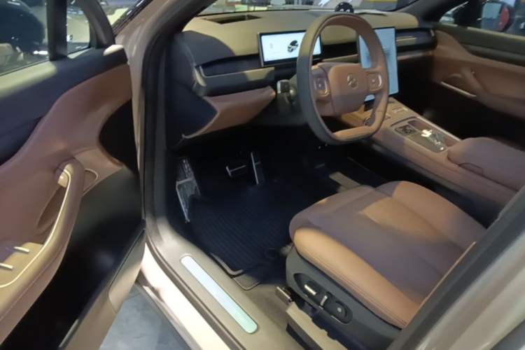 Used Nio ES8 2023 75 kWh Driver Seat