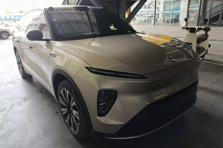 Used Nio ES8 2023 75 kWh Executive Edition Front Right 45 Deg