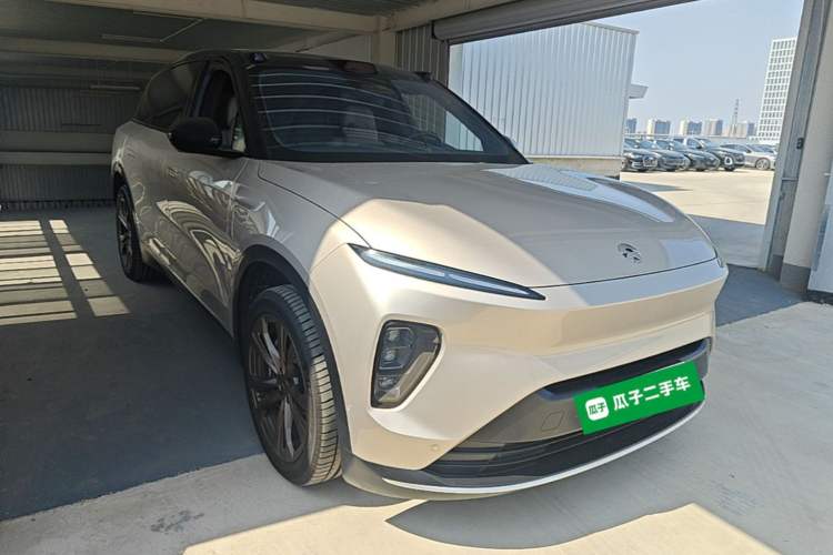 Used Nio ES8 2023 75 kWh Executive Edition Front Right 45 Deg