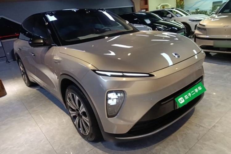 Used Nio ES8 2023 75 kWh Front Right 45 Deg