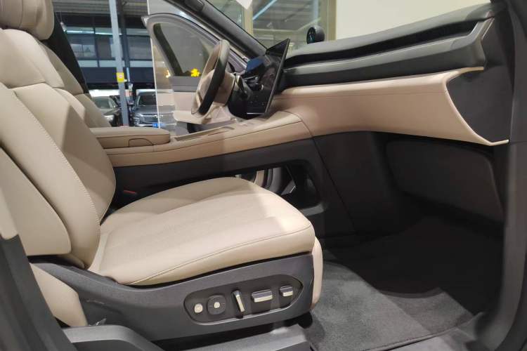 Used Nio ES8 2023 75 kWh Executive Edition Interior 10