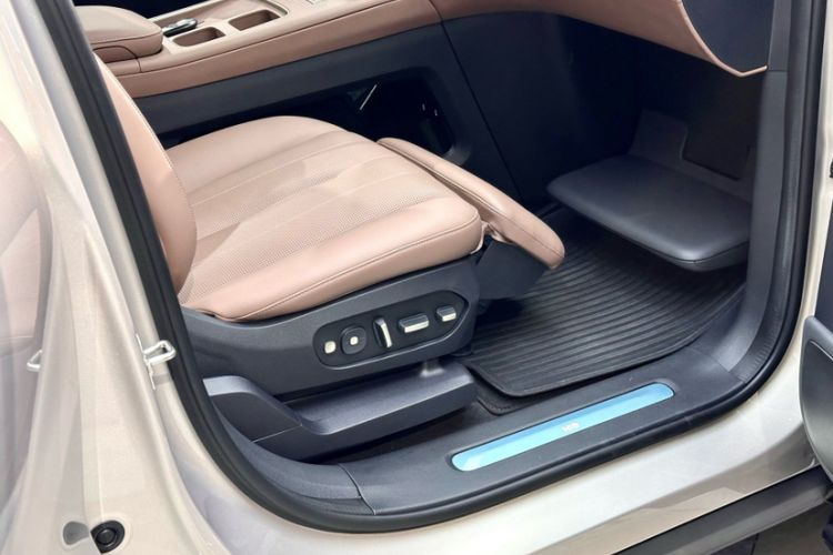 Used Nio ES8 2023 75 kWh Interior 12