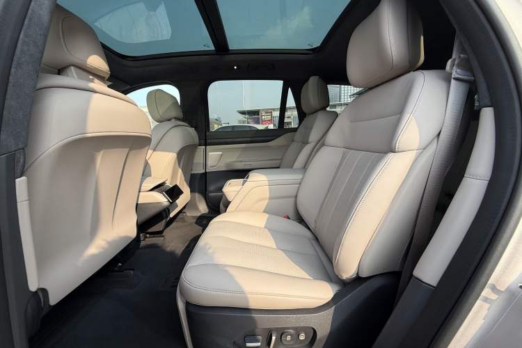 Used Nio ES8 2023 75 kWh Executive Edition Interior 3