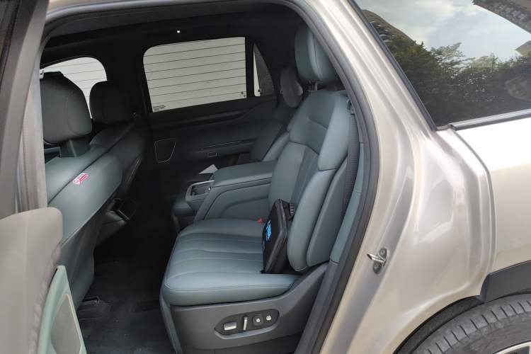 Used Nio ES8 2023 100kWh Signature Edition Interior 4