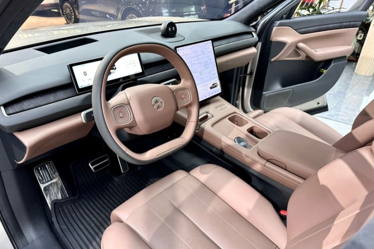 Used Nio ES8 2023 75 kWh Interior 4