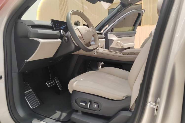Used Nio ES8 2023 75 kWh Executive Edition Interior 4