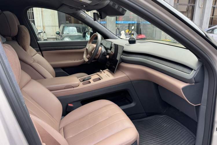 Used Nio ES8 2023 75 kWh Interior 7