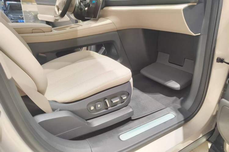 Used Nio ES8 2023 75 kWh Executive Edition Interior 8