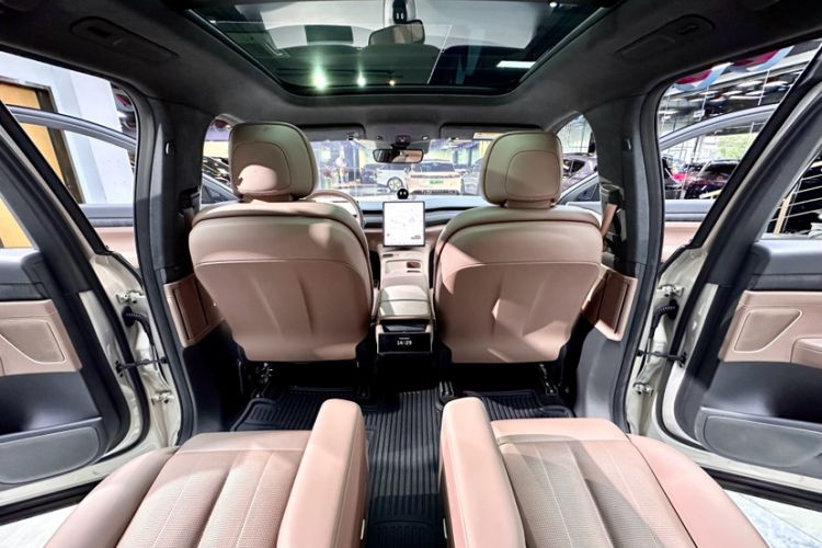 Used Nio ES8 2023 75 kWh Interior 9
