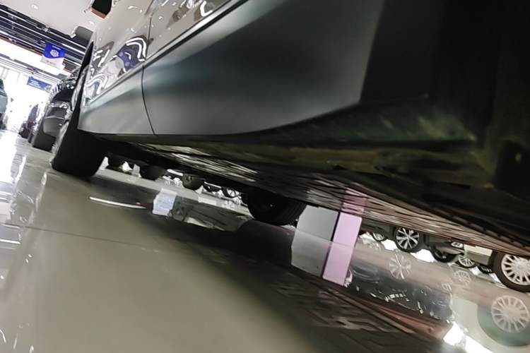 Used Nio ES8 2023 75 kWh Left Side Sill