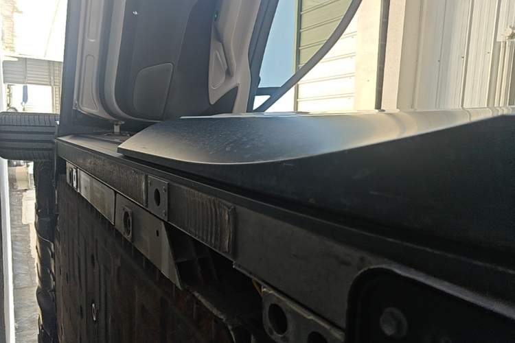 Used Nio ES8 2023 75 kWh Executive Edition Left Side Sill