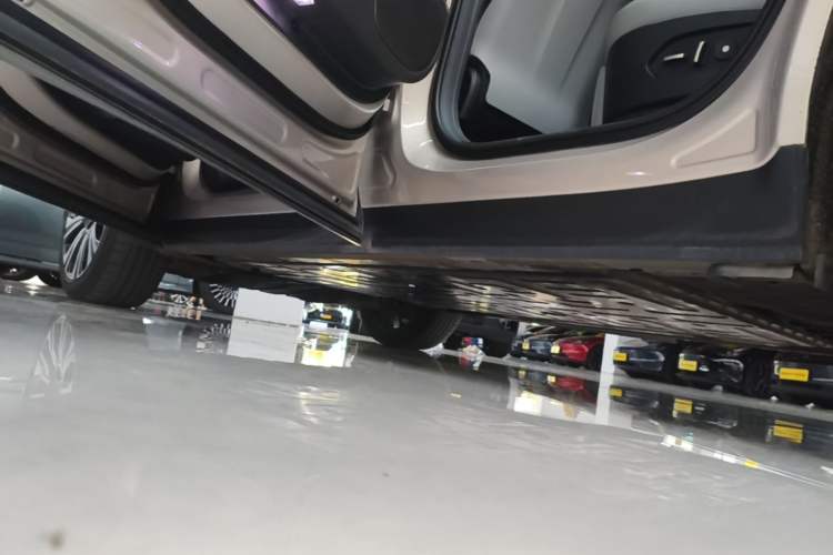 Used Nio ES8 2023 75 kWh Executive Edition Left Side Sill