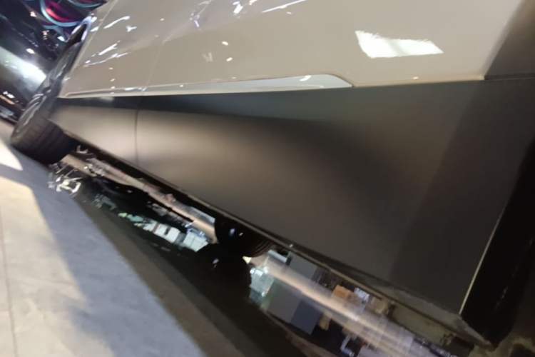 Used Nio ES8 2023 75 kWh Left Side Sill