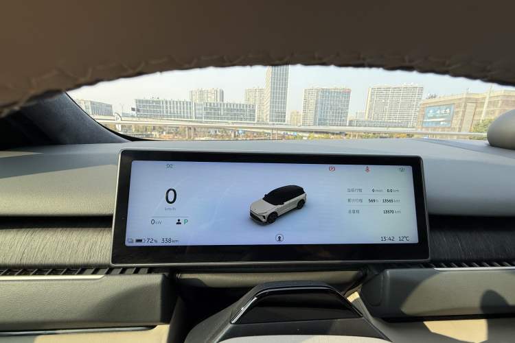 Used Nio ES8 2023 75 kWh Executive Edition Odometer Close Up