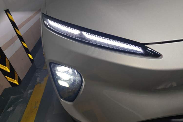 Used Nio ES8 2023 100kWh Signature Edition Right Front Headlight