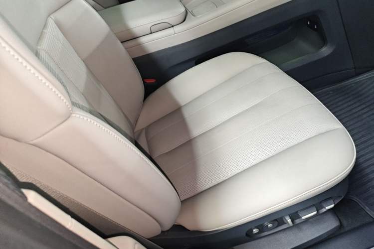 Used Nio ES8 2023 100kWh Executive Edition Right Front Seat