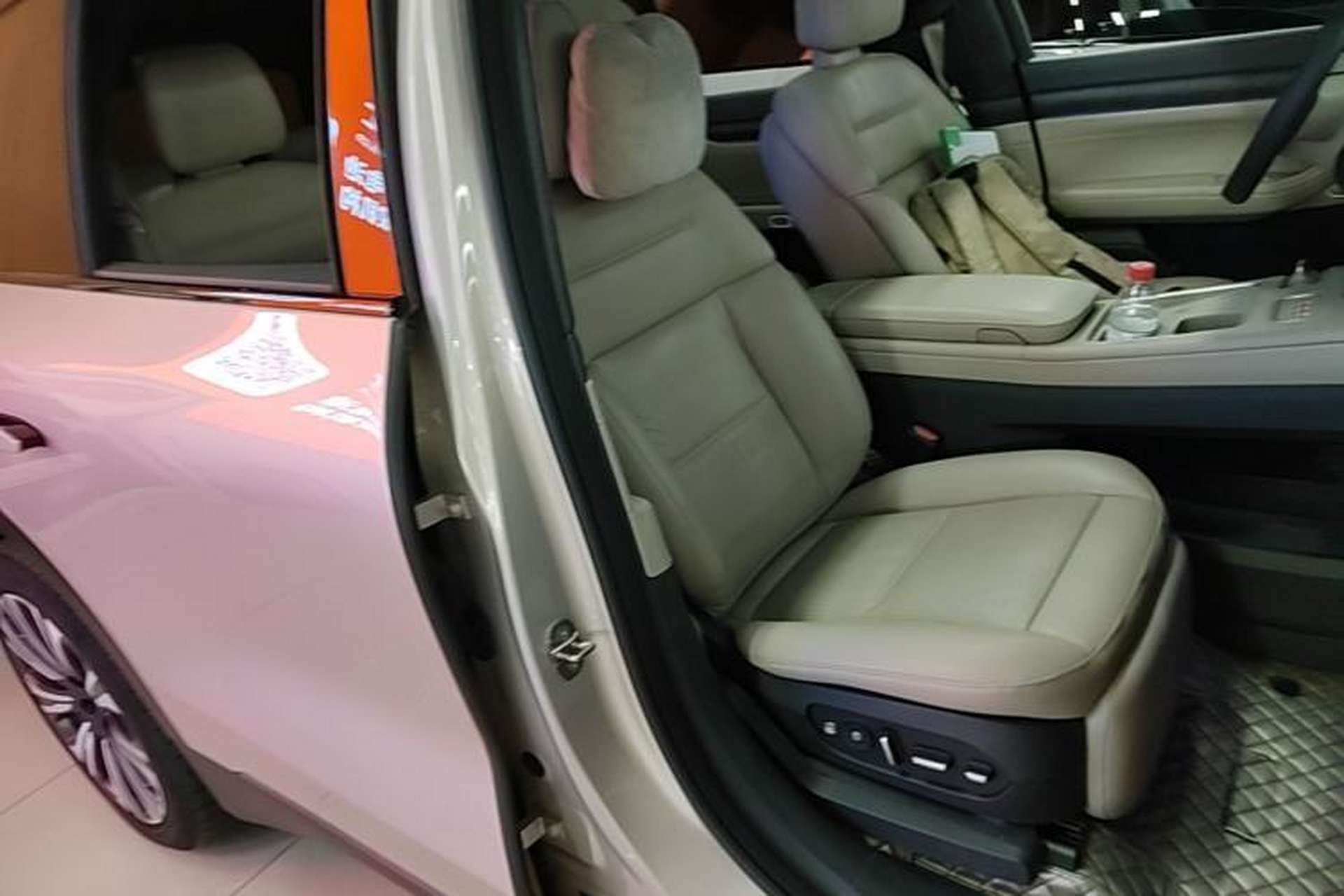 Used Nio ES8 2023 75 kWh Right Front Seat