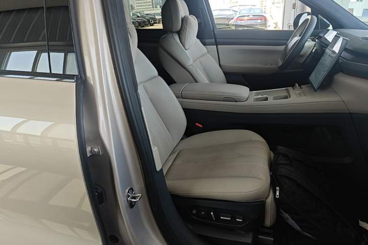 Used Nio ES8 2023 75 kWh Executive Edition Right Front Seat