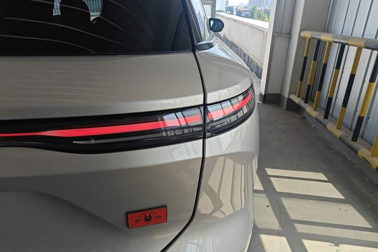 Used Nio ES8 2023 75 kWh Executive Edition Right Rear Taillight