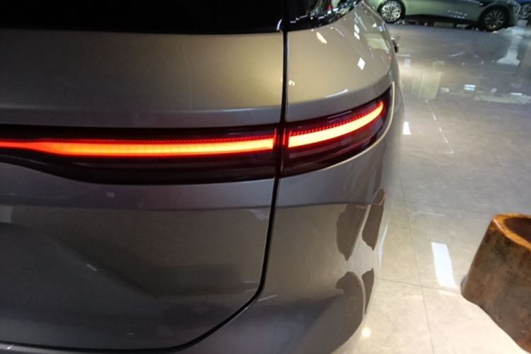 Used Nio ES8 2023 75 kWh Right Rear Taillight