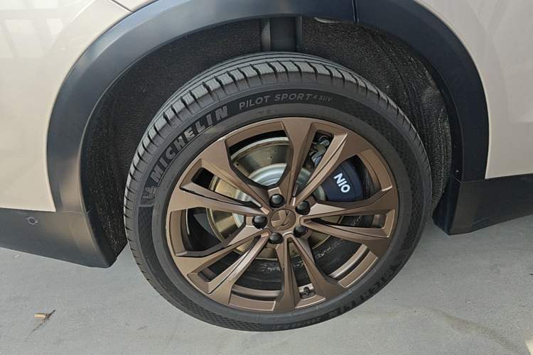 Used Nio ES8 2023 75 kWh Executive Edition Right Rear Wheel Hub