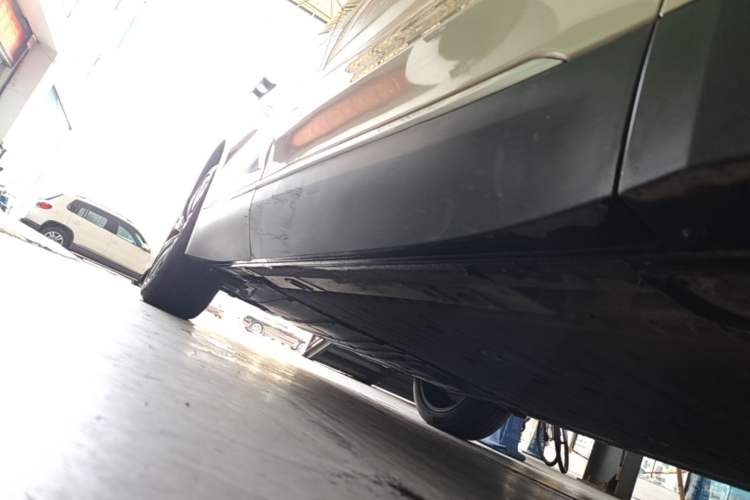 Used Nio ES8 2023 75 kWh Executive Edition Right Side Sill