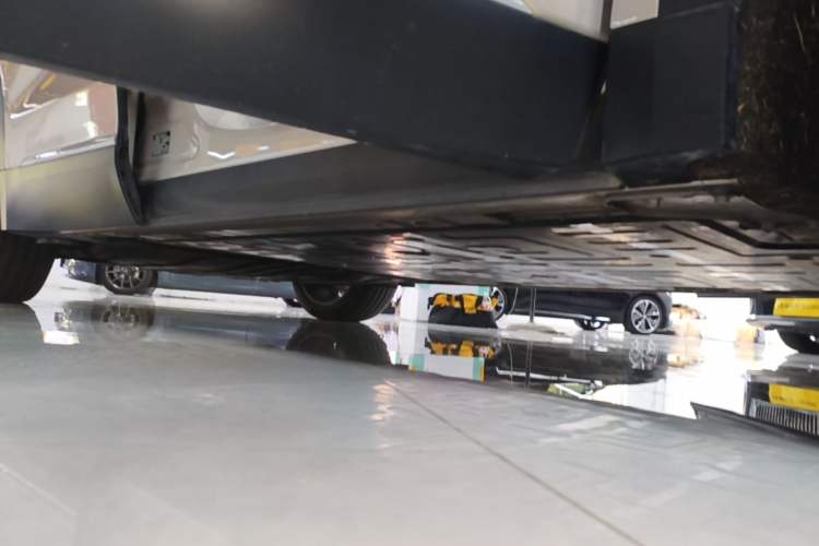 Used Nio ES8 2023 75 kWh Executive Edition Right Side Sill